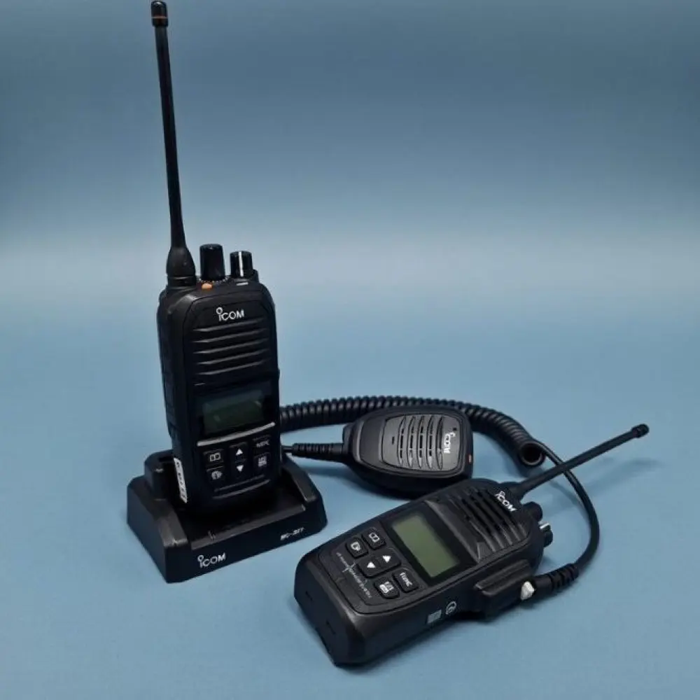 hero-talkie-walkie-hybride-lte-dmr-icom-ip503h-location.jpg Hybrid LTE DMR two-way radio rental — Icom IP503H with charging station