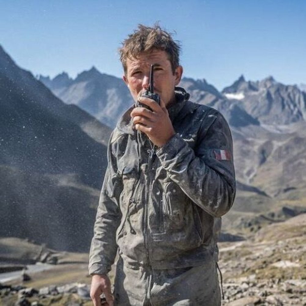 Robustesse talkie walkie, opérateur communication en montagne isolée environnement poussiéreux terrain difficile