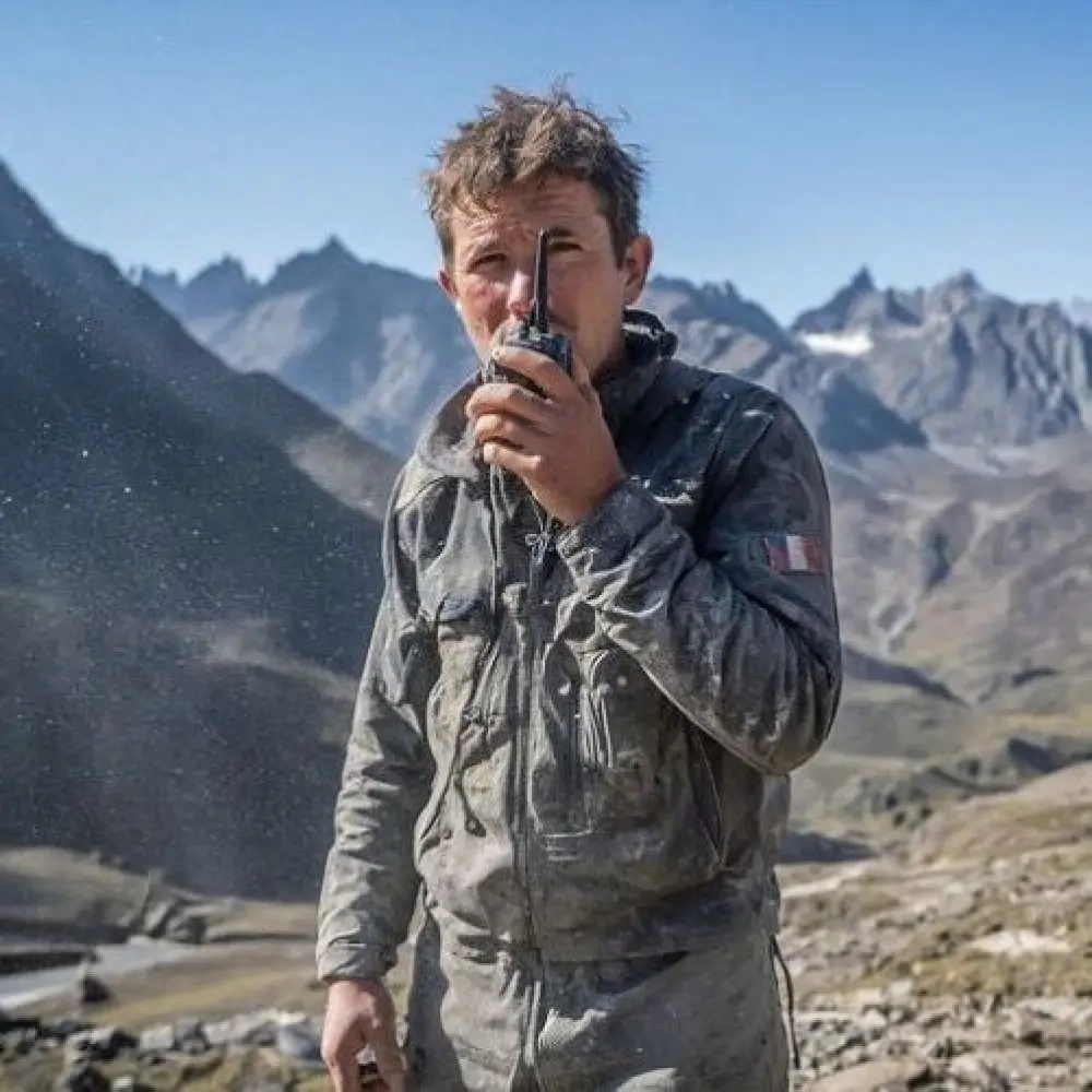 robustesse-talkie-walkie-operateur-montagne-isolement-terrain-difficile.jpg Robustesse talkie walkie, opérateur communication en montagne isolée environnement poussiéreux terrain difficile