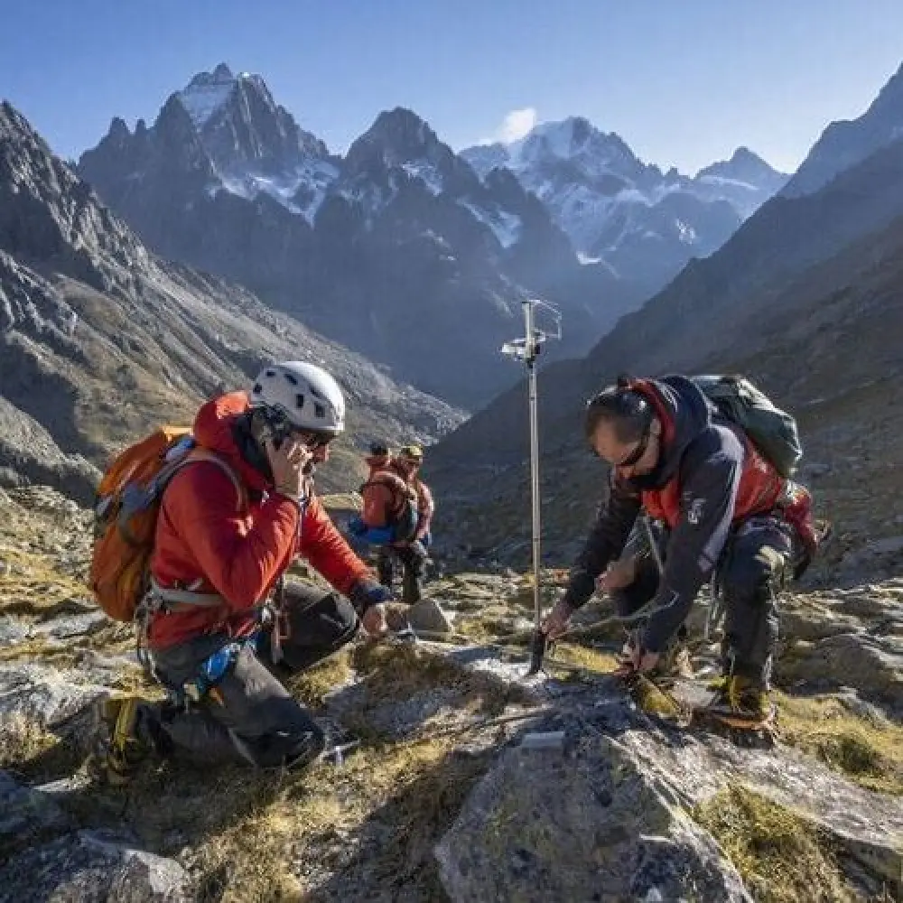 Zones totalement isolées talkies satellite, communication montagne désert missions scientifiques alpinisme