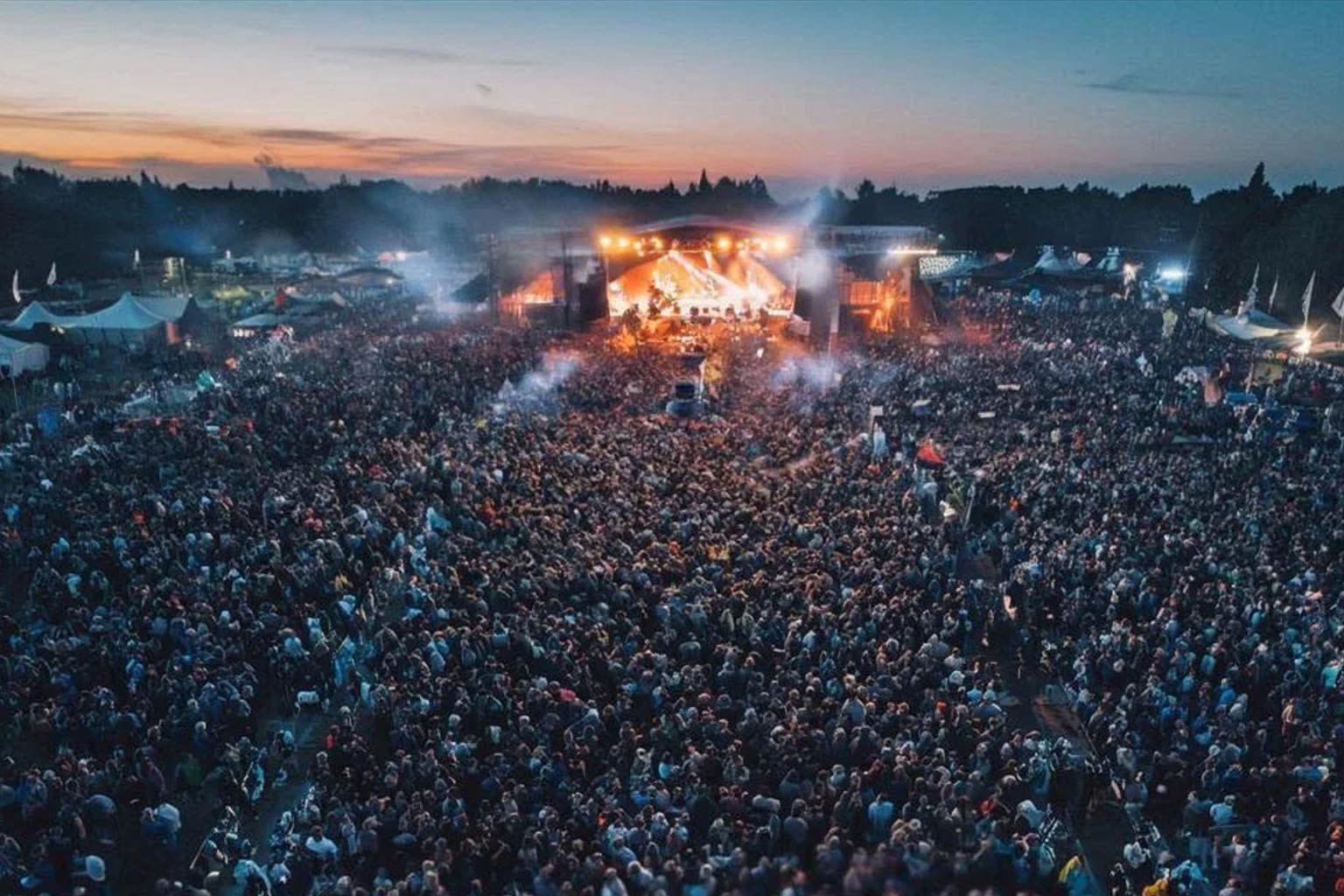 Coordination d'équipes sur un grand festival en plein air — location de talkies-walkies professionnels